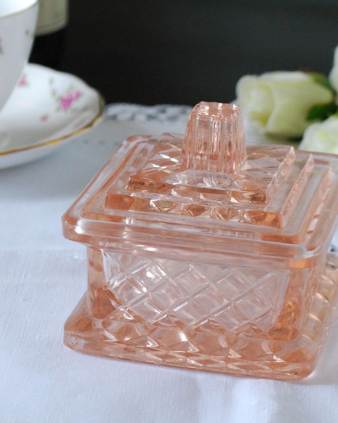 アンティーク 雑貨のガラス小物 アンティーク雑貨 淡いサーモンピンクの小物入れ、アンティークプレスドグラス(ガラスケース) 。ドレッシングセットに欠かせなかった女性のための器もともとはドレッシングチェストの上に置いて、アクセサリーを収納するために作られたプレスドグラスです。(pg-5900)