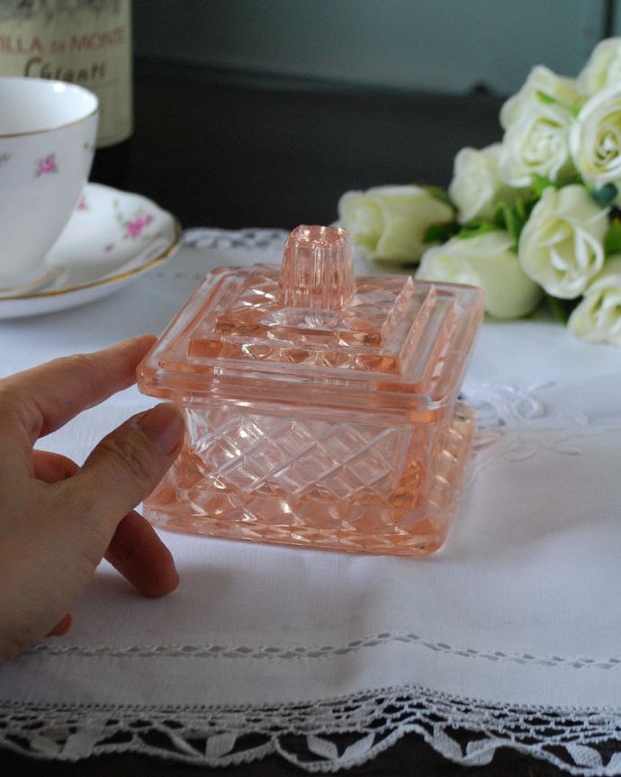 アンティーク 雑貨のガラス小物 アンティーク雑貨 淡いサーモンピンクの小物入れ、アンティークプレスドグラス(ガラスケース) 。ふたを開ける度にワクワク・・・キラキラ輝くガラスの器は、どんな場所に置いても光りに反射してキレイに輝きます。(pg-5900)