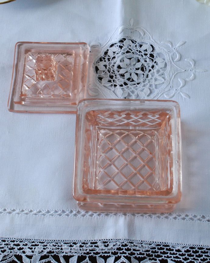 アンティーク 雑貨のガラス小物 アンティーク雑貨 淡いサーモンピンクの小物入れ、アンティークプレスドグラス(ガラスケース) 。上から見ると・・・新品ではないので多少のキズや欠けはありますが、使用上問題のないものだけを選んできましたのでご了承下さい。(pg-5900)