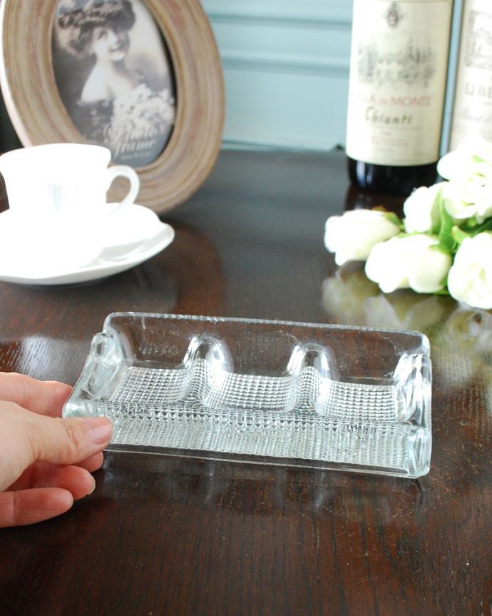 アンティーク 雑貨のガラス小物 アンティーク雑貨 イギリスで見つけたアンティークプレスドグラスの仕切り付きトレー。いろいろ便利に使えます仕切りが付いているので食卓で使うのはもちろん、アクセサリーを並べたり自分だけの使い方を楽しんで下さい。(pg-5901)