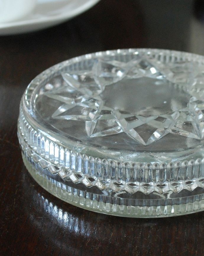 アンティーク 雑貨のガラス小物　アンティーク雑貨　輝くアンティークアクセサリーケース、プレスドグラスの小物入れ 。ドレッシングセットに欠かせなかった女性のための器もともとはドレッシングチェストの上に置いて、アクセサリーを収納するために作られたプレスドグラスです。(pg-5906)
