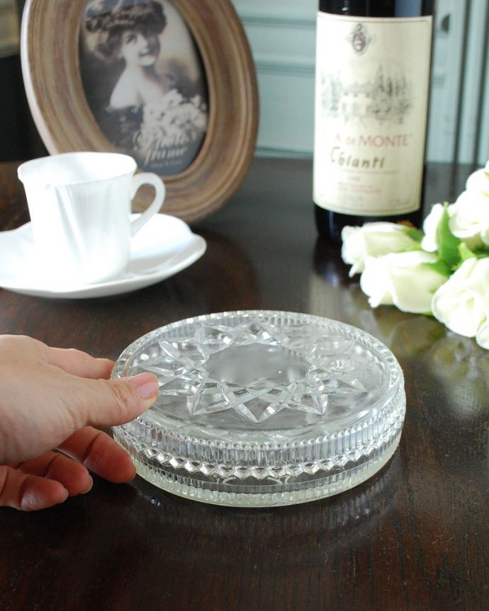 アンティーク 雑貨のガラス小物　アンティーク雑貨　輝くアンティークアクセサリーケース、プレスドグラスの小物入れ 。ふたを開ける度にワクワク･･･キラキラ輝くガラスの器は、どんな場所に置いても光りに反射してキレイに輝きます。(pg-5906)