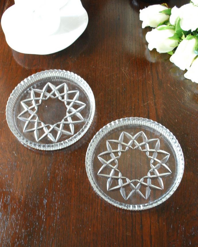 アンティーク 雑貨のガラス小物　アンティーク雑貨　輝くアンティークアクセサリーケース、プレスドグラスの小物入れ 。上から見ると･･･新品ではないので多少のキズや欠けはありますが、使用上問題のないものだけを選んできましたのでご了承下さい。(pg-5906)