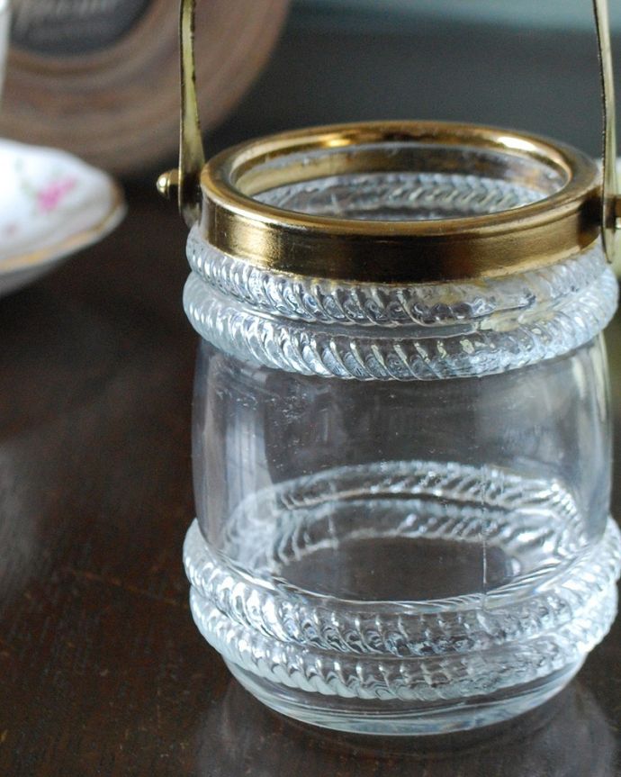 アンティーク 雑貨のガラス小物　アンティーク雑貨　真鍮取っ手付きのアンティークプレスドグラス（オリーブ入れ）。オリーブを入れるために作られたガラスの器貴重だったガラスがプレスドグラスの発達によって気軽に手に入るようになった時代に作られたテーブルウェア。(pg-5908)