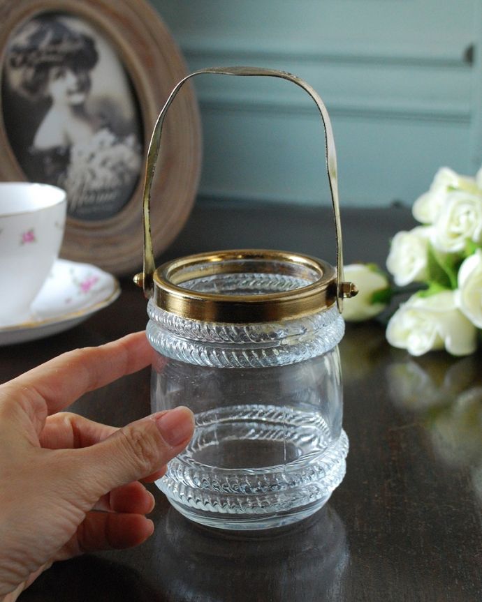 アンティーク 雑貨のガラス小物　アンティーク雑貨　真鍮取っ手付きのアンティークプレスドグラス（オリーブ入れ）。サイズはこれくらいですゴールドの持ち手付きです。(pg-5908)