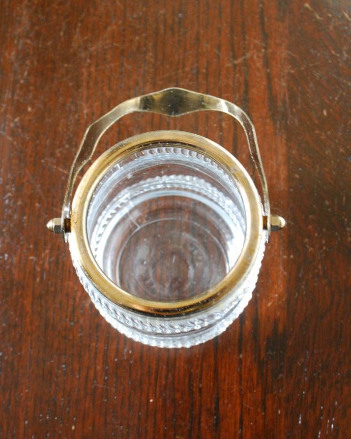 アンティーク 雑貨のガラス小物　アンティーク雑貨　真鍮取っ手付きのアンティークプレスドグラス（オリーブ入れ）。上から見ると･･･アンティークなので多少のキズやカケがある場合はありますが、使用上問題はありませんのでご了承下さい。(pg-5908)