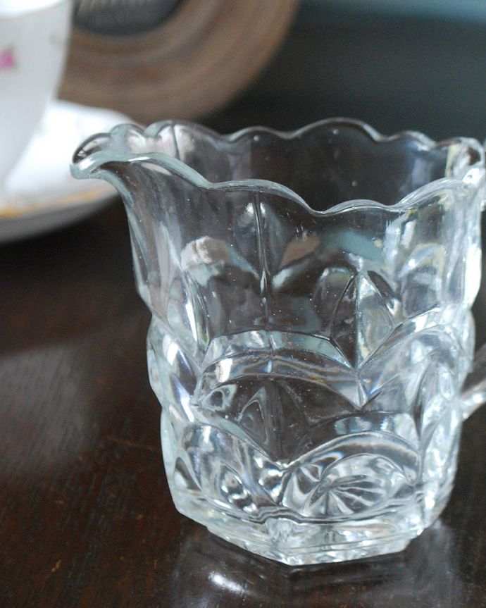 アンティーク 雑貨のガラス小物　アンティーク雑貨　ティータイムが優雅になるアンティークミルクポット（プレスドグラス） 。お茶の時間に欠かせないミルクピッチャーミルクティーが大好きな英国人が作ったガラスのミルクピッチャーは、たっぷりミルクが注げるようにサイズが大きめです。(pg-5910)