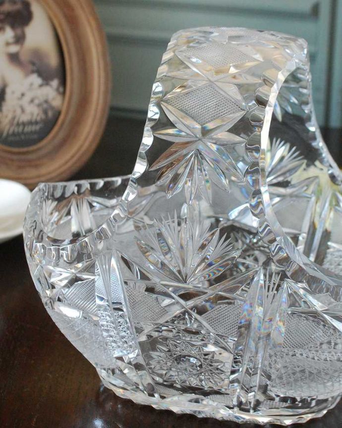 アンティーク 雑貨のガラス小物　アンティーク雑貨　アンティークプレスドグラスのガラスバスケット、きらきら輝くマルシェカゴ。ガラスで出来た持ち手付きの可愛いバスケット見ているだけで可愛いバスケットの形をしたアンティークのプレスドグラス。(pg-5924)