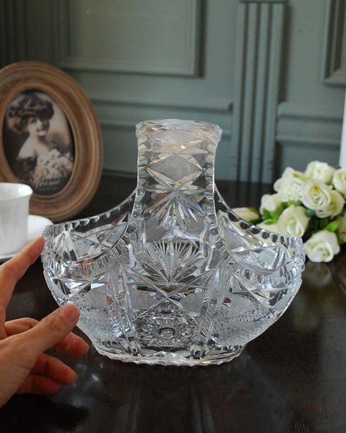 アンティーク 雑貨のガラス小物　アンティーク雑貨　アンティークプレスドグラスのガラスバスケット、きらきら輝くマルシェカゴ。サイズはこれくらいです大きいものから小さいものまでサイズがいろいろあるバスケット。(pg-5924)