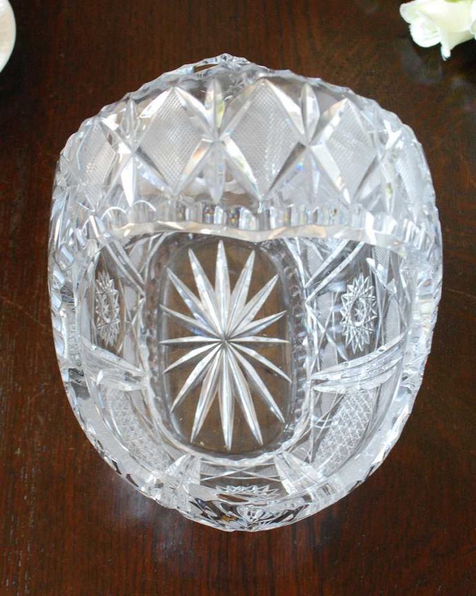 アンティーク 雑貨のガラス小物　アンティーク雑貨　アンティークプレスドグラスのガラスバスケット、きらきら輝くマルシェカゴ。上から見ると･･･アンティークなので多少のキズやカケがある場合はありますが、使用上問題はありませんのでご了承下さい。(pg-5924)