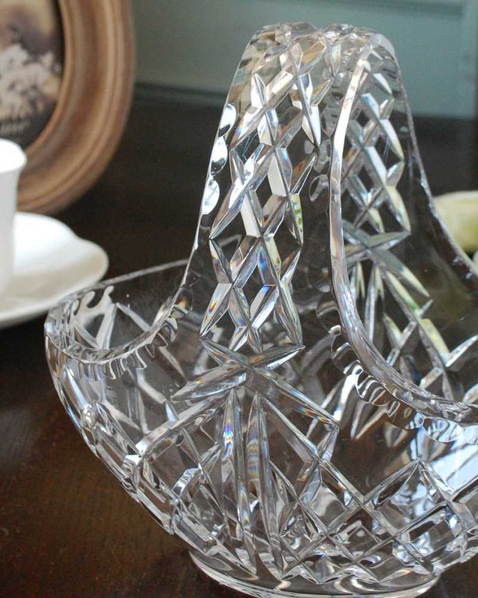 アンティーク 雑貨のガラス小物　アンティーク雑貨　アンティークのインテリア雑貨、ディスプレイにもピッタリなガラスバスケット（プレスドグラス） 。ガラスで出来た持ち手付きの可愛いバスケット見ているだけで可愛いバスケットの形をしたアンティークのプレスドグラス。(pg-5925)