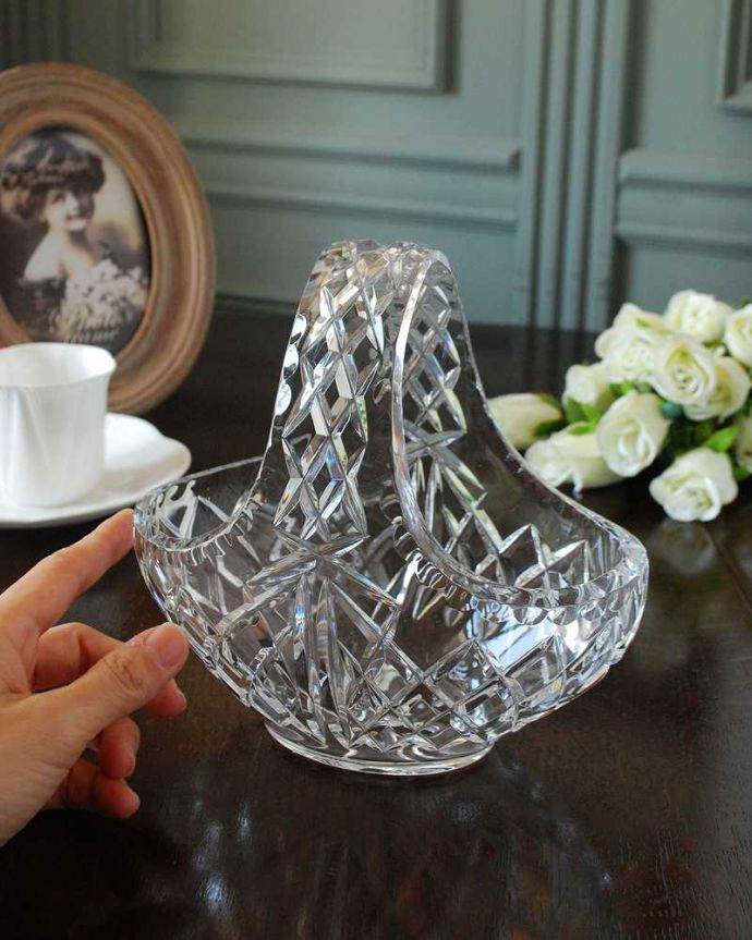 アンティーク 雑貨のガラス小物　アンティーク雑貨　アンティークのインテリア雑貨、ディスプレイにもピッタリなガラスバスケット（プレスドグラス） 。サイズはこれくらいです大きいものから小さいものまでサイズがいろいろあるバスケット。(pg-5925)