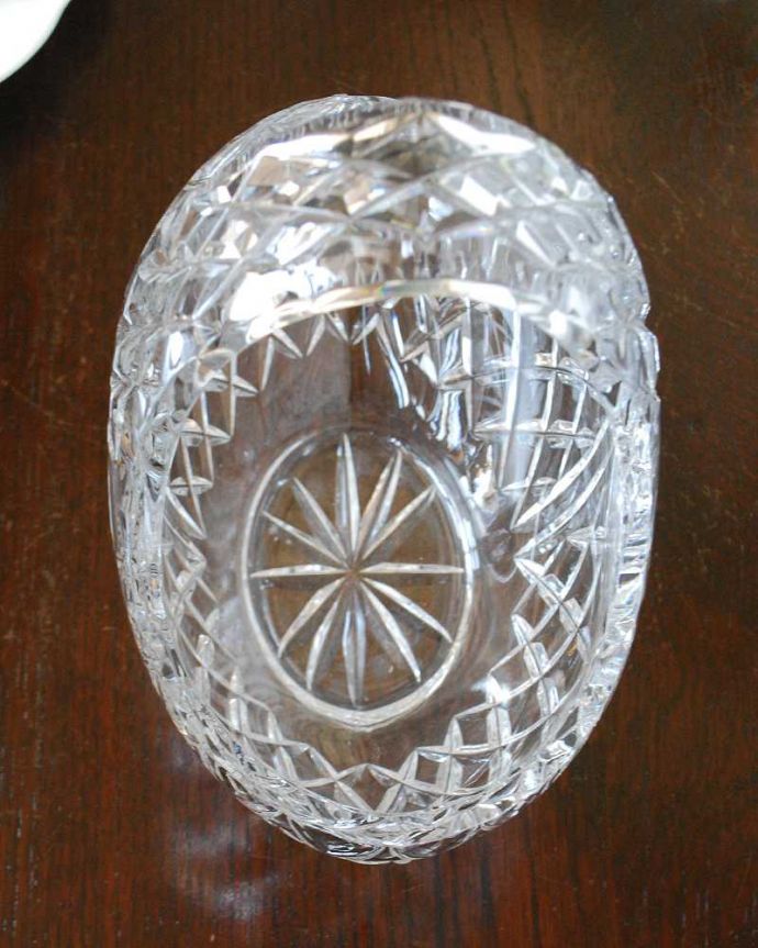 アンティーク 雑貨のガラス小物　アンティーク雑貨　アンティークのインテリア雑貨、ディスプレイにもピッタリなガラスバスケット（プレスドグラス） 。上から見ると･･･アンティークなので多少のキズやカケがある場合はありますが、使用上問題はありませんのでご了承下さい。(pg-5925)