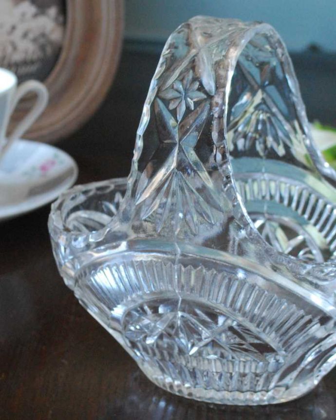 アンティーク 雑貨のガラス小物 アンティーク雑貨 アンティークのインテリア雑貨、ディスプレイにもピッタリなガラスバスケット(プレスドグラス)。ガラスで出来た持ち手付きの可愛いバスケット見ているだけで可愛いバスケットの形をしたアンティークのプレスドグラス。(pg-5926)