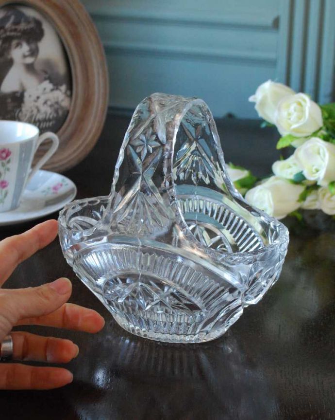 アンティーク 雑貨のガラス小物 アンティーク雑貨 アンティークのインテリア雑貨、ディスプレイにもピッタリなガラスバスケット(プレスドグラス)。サイズはこれくらいです大きいものから小さいものまでサイズがいろいろあるバスケット。(pg-5926)