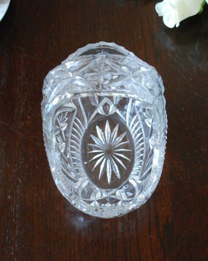 アンティーク 雑貨のガラス小物 アンティーク雑貨 アンティークのインテリア雑貨、ディスプレイにもピッタリなガラスバスケット(プレスドグラス)。上から見ると・・・アンティークなので多少のキズやカケがある場合はありますが、使用上問題はありませんのでご了承下さい。(pg-5926)