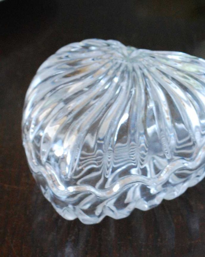 アンティーク 雑貨のガラス小物　アンティーク雑貨　愛らしいハートのガラスケース、フタ付きアンティークプレスドグラス。ハートのモチーフが形が可愛い女性のための器もともとはドレッシングチェストの上に置いて、コットンやパフなどを収納するために作られたプレスドグラスです。(pg-5936)