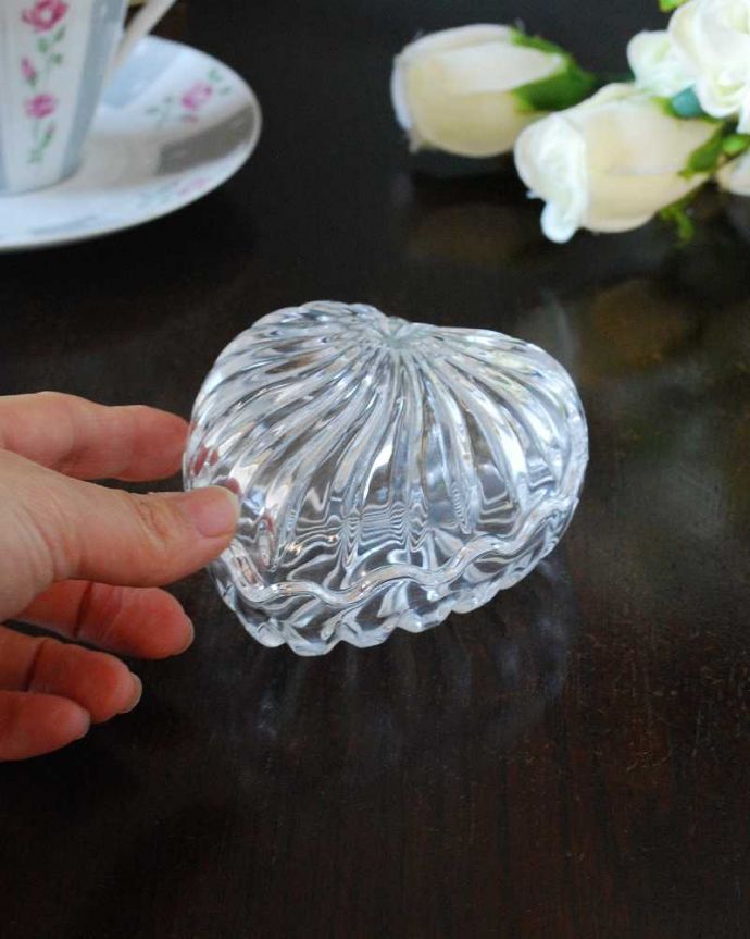 アンティーク 雑貨のガラス小物　アンティーク雑貨　愛らしいハートのガラスケース、フタ付きアンティークプレスドグラス。ふたを開ける度にドキドキキラキラに輝く小物入れ。(pg-5936)
