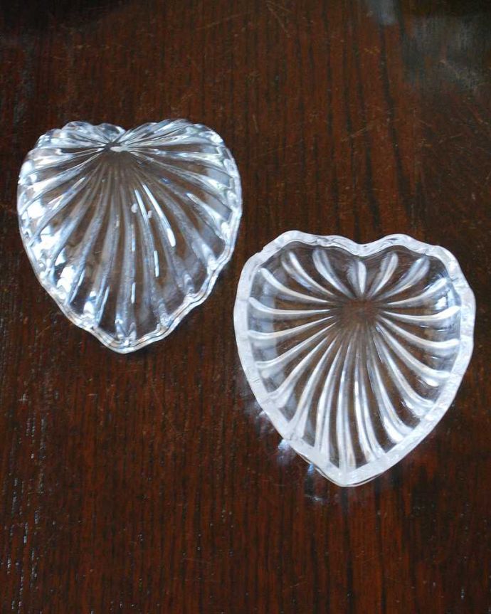 アンティーク 雑貨のガラス小物　アンティーク雑貨　愛らしいハートのガラスケース、フタ付きアンティークプレスドグラス。上から見ると･･･こんなに可愛いハート型。(pg-5936)