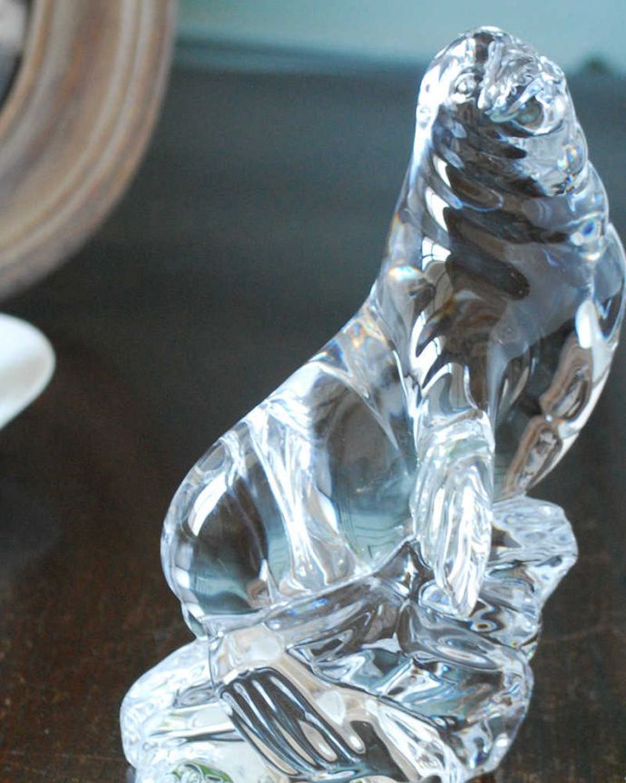 アンティーク 雑貨のガラス小物 アンティーク雑貨 アンティークガラスのオブジェ(オットセイ)イギリスで見つけたプレスドグラス 。美しく輝くガラスのオブジェキラキラと輝くガラスのオブジェはどこに置いても華やかな存在感です。(pg-5945)