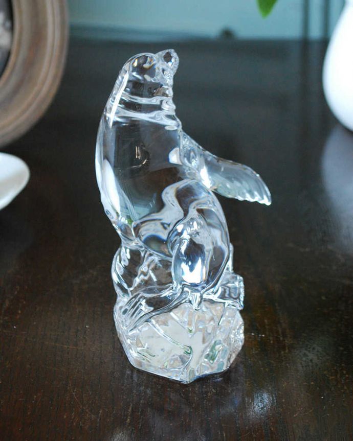 アンティーク 雑貨のガラス小物 アンティーク雑貨 アンティークガラスのオブジェ(オットセイ)イギリスで見つけたプレスドグラス 。後ろから見ると、こんな形アンティークなので多少のキズやカケがある場合はありますが、使用上問題はありませんのでご了承下さい。(pg-5945)