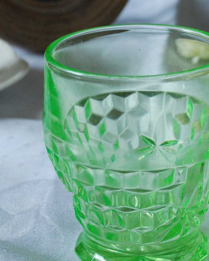 アンティーク 雑貨のガラス小物 アンティーク雑貨 アンティークでしか手に入らないめずらしいヴァセリンガラスのプレスドグラス。めったに見つからないヴァセリンガラスアンティークでしか手に入れることが出来ないヴァセリンガラス。(pg-5951)