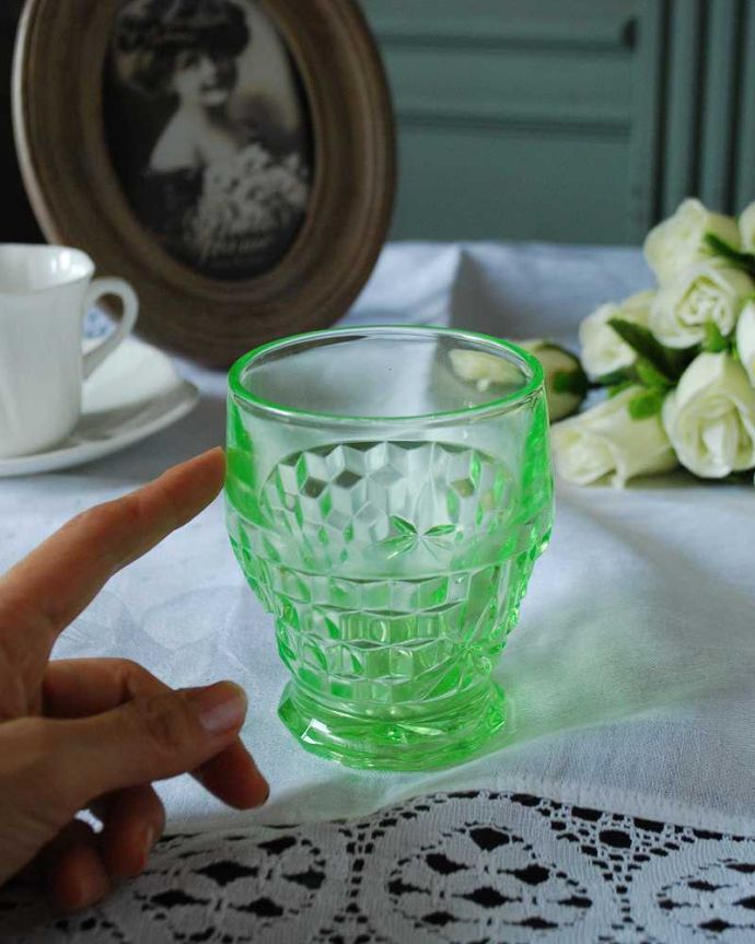 アンティーク 雑貨のガラス小物 アンティーク雑貨 アンティークでしか手に入らないめずらしいヴァセリンガラスのプレスドグラス。見ているだけでワクワクしちゃう飾って眺めているだけでうっとりする美しさ。(pg-5951)