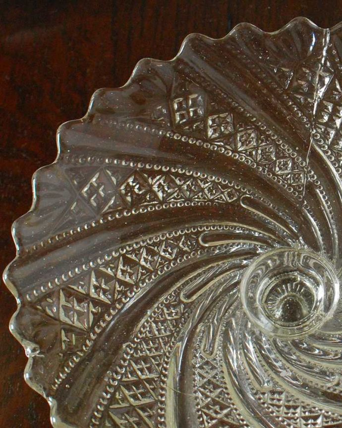 アンティーク 雑貨のガラス小物　アンティーク雑貨　繊細なレースのような模様が美しいアンティークプレスドグラスのコンポート。センターピースとして使われた器脚が付いているフルーツスタンドは、テーブルコーディネイトの中心として食卓の真ん中で華を添えるセンターピースとして使われていました。(pg-5959)