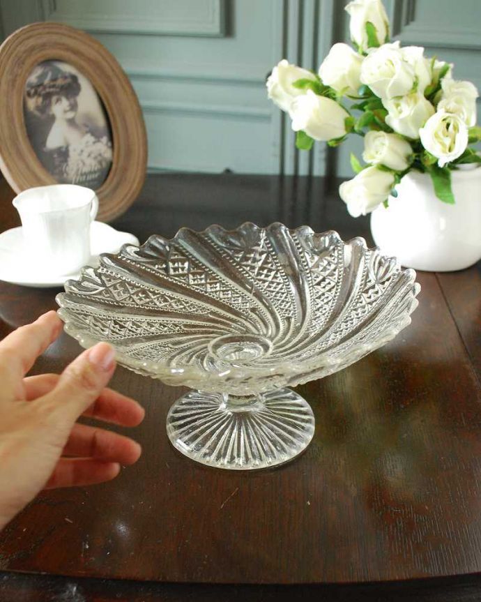 アンティーク 雑貨のガラス小物　アンティーク雑貨　繊細なレースのような模様が美しいアンティークプレスドグラスのコンポート。たっぷり乗せて使えますフルーツはもちろん、アクセサリーを置いたり朝食のパンやおやつ、お菓子など、いろんな使い方で楽しんで下さい。(pg-5959)