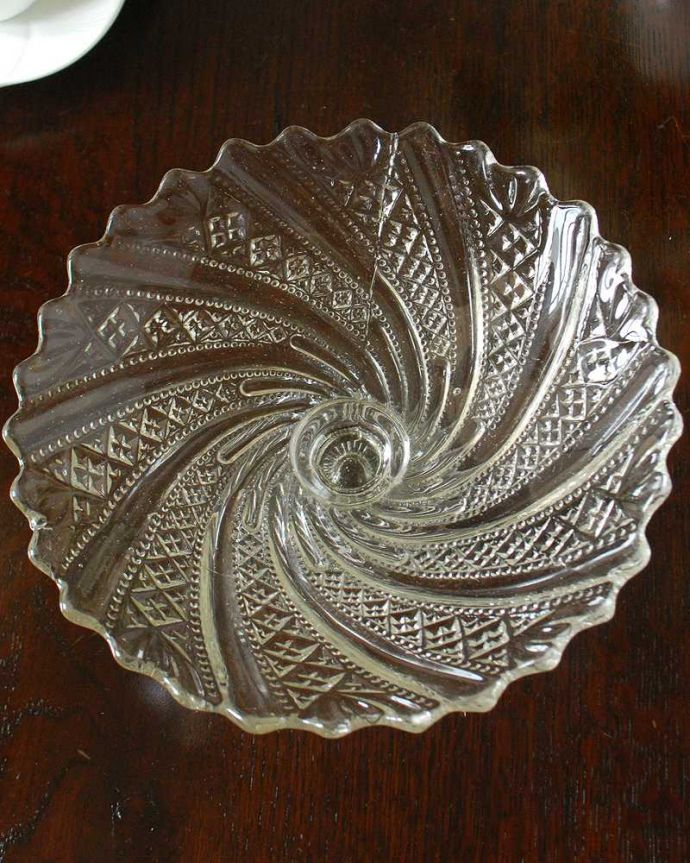 アンティーク 雑貨のガラス小物　アンティーク雑貨　繊細なレースのような模様が美しいアンティークプレスドグラスのコンポート。上から見ると美しいデザインアンティークのため、多少の欠け・傷がある場合がありますが、使用上問題はありませんので、ご了承下さい。(pg-5959)