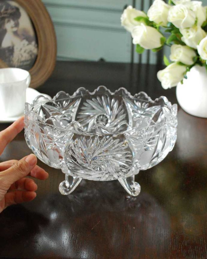 アンティーク 雑貨のガラス小物　アンティーク雑貨　お花模様が付いた脚付きのアンティークプレスドグラスのボウル。いろいろ便利に使えます食卓で使うのはもちろん、お花を浮かべたり、花器代わりに使ったりと自分だけの使い方を楽しんで下さい。(pg-5961)