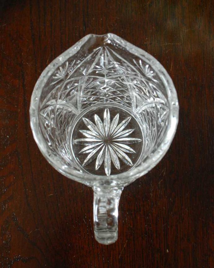 アンティーク 雑貨のガラス小物　アンティーク雑貨　毎日の食卓で活躍するアンティークプレスドグラス、豪華な輝きのウォータージャグ。中を見てみると･･･アンティークなので多少のキズやカケがありますが使用上問題がないものだけをご紹介しています。(pg-5970)