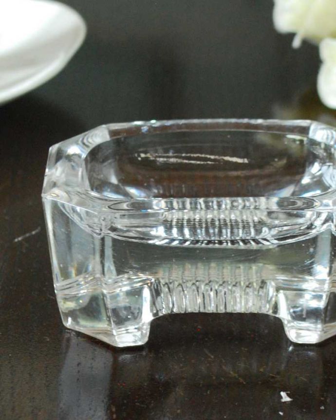 アンティーク 雑貨のガラス小物 アンティーク雑貨 小さなアンティークプレスドグラス、ガラスのスパイストレイ。イギリスの食卓には欠かせないアイテム最後の味付けをするのは食べる人自身と言う個人主義を大切にするイギリスでは、食卓には欠かせないスパイスケース。(pg-5973)