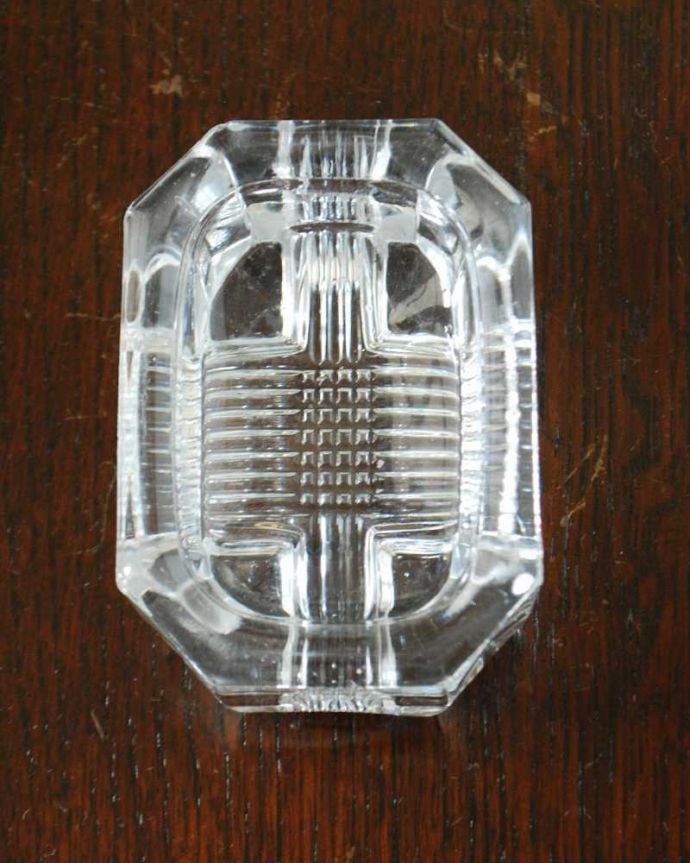 アンティーク 雑貨のガラス小物 アンティーク雑貨 小さなアンティークプレスドグラス、ガラスのスパイストレイ。上から見るとこんな形アンティークなので多少のキズやカケがある場合はありますが、使用上問題はありませんのでご了承下さい。(pg-5973)