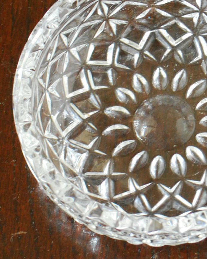 アンティーク 雑貨のガラス小物　アンティーク雑貨　プレスドグラスの小さな小物入れ、アンティークガラスのアクセサリートレイ。ドレッシングセットの1つだったアクセサリートレイパフケースと燭台と一緒にトレイの上に乗せられていた小さなアクセサリートレイ。(pg-5982)