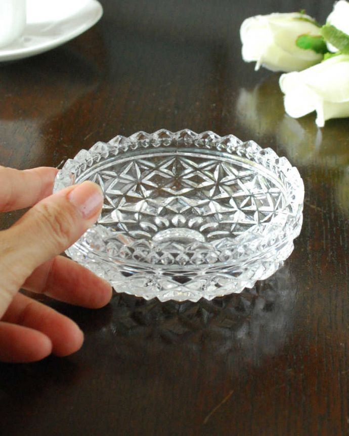 アンティーク 雑貨のガラス小物　アンティーク雑貨　プレスドグラスの小さな小物入れ、アンティークガラスのアクセサリートレイ。小さなサイズが可愛い何個でも集めたくなっちゃう手のひらサイズ。(pg-5982)