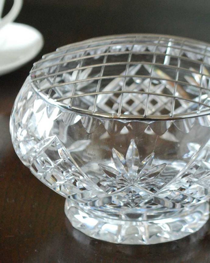 アンティーク 雑貨のガラス小物 アンティーク雑貨 花留め付きのコロンとしたシルエットも可愛いフラワーベース、アンティークプレスドグラス。見つかったらラッキー☆フラワーベース現代では見かける網目の蓋が付いたプレスドグラスのフラワーベース。(pg-5990)