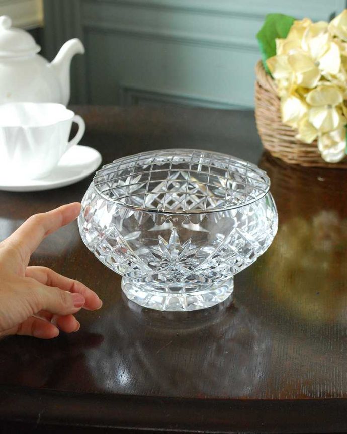 アンティーク 雑貨のガラス小物 アンティーク雑貨 花留め付きのコロンとしたシルエットも可愛いフラワーベース、アンティークプレスドグラス。挿すだけで簡単アレンジメントお花を切って挿すだけで、あっという間に素敵なアレンジメントが出来上がります。(pg-5990)