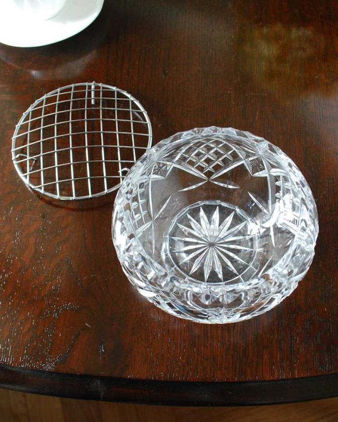 アンティーク 雑貨のガラス小物 アンティーク雑貨 花留め付きのコロンとしたシルエットも可愛いフラワーベース、アンティークプレスドグラス。上から見ると蓋は取り外しが出来るから取り扱いもラクです。(pg-5990)