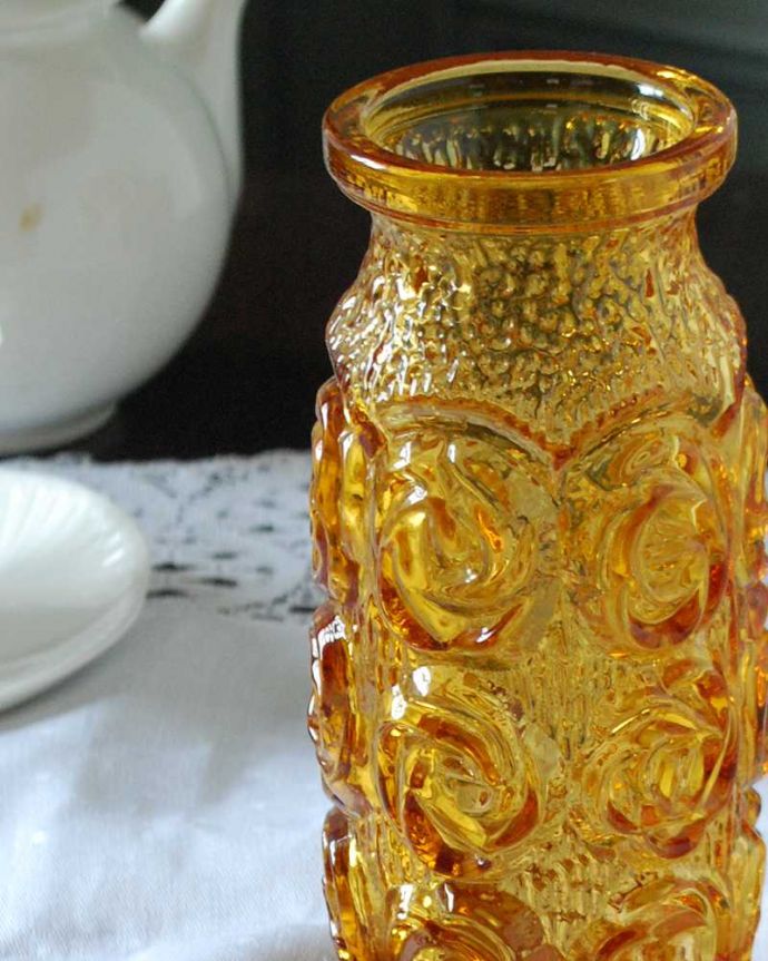 アンティーク 雑貨のガラス小物 アンティーク雑貨 あたたかみのあるアンバー色のアンティークプレスドグラスのフラワーベース。お花を入れずに眺めているだけで幸せな時間アンティークのガラスは成分が今のものと違うので、置いておくだけでキラキラ輝いて楽しめます。(pg-5991)