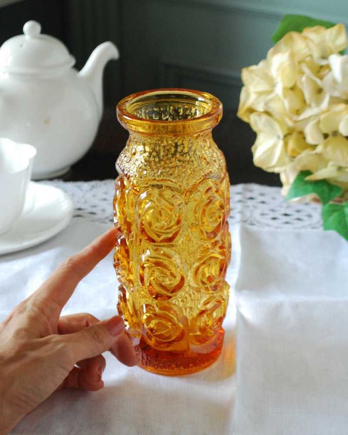 アンティーク 雑貨のガラス小物 アンティーク雑貨 あたたかみのあるアンバー色のアンティークプレスドグラスのフラワーベース。気軽に使えるフラワーベース英国らしくいろんなサイズが見つかる花器。(pg-5991)