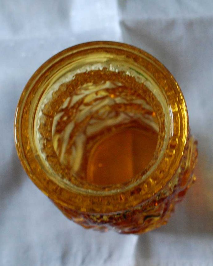 アンティーク 雑貨のガラス小物 アンティーク雑貨 あたたかみのあるアンバー色のアンティークプレスドグラスのフラワーベース。上から見るとこんな感じですアンティークなので、多少の欠け・傷がある場合がありますが、使用上問題はありませんのでご了承下さい。(pg-5991)