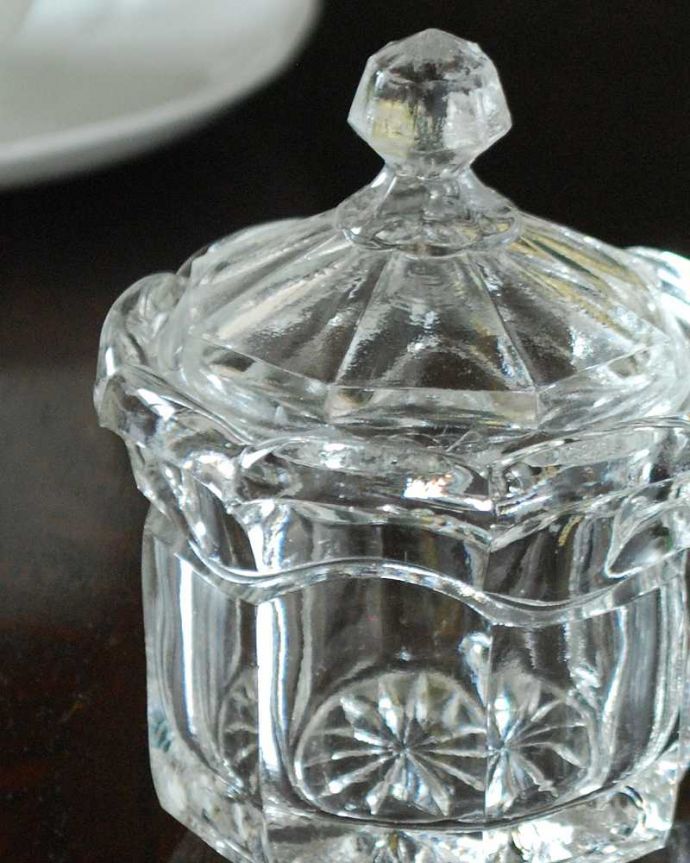 アンティーク 雑貨のガラス小物　アンティーク雑貨　ティータイムが華やかになるアンティークプレスドグラス、シュガーポット。アフタヌーンティーをより楽しむ器英国の人にとって大切なアフタヌーンティー。(pg-5994)