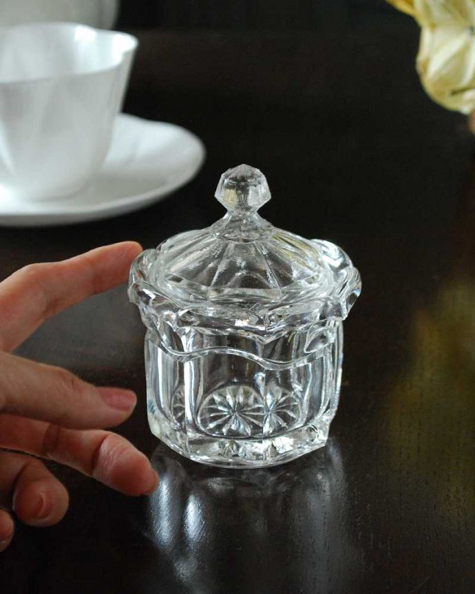 アンティーク 雑貨のガラス小物　アンティーク雑貨　ティータイムが華やかになるアンティークプレスドグラス、シュガーポット。ふたを開ける度にワクワク置いておくだけで絵になる可愛らしさ。(pg-5994)
