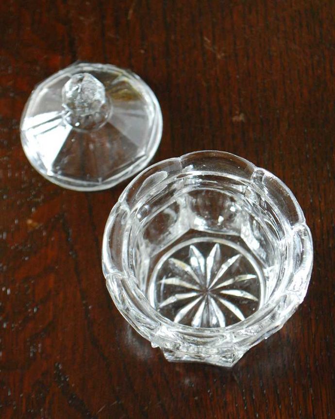 アンティーク 雑貨のガラス小物　アンティーク雑貨　ティータイムが華やかになるアンティークプレスドグラス、シュガーポット。ふたをとって中をのぞいてみると･･･アンティークのため、多少の欠け・傷がある場合がありますが、使用上問題はありませんので、ご了承下さい。(pg-5994)