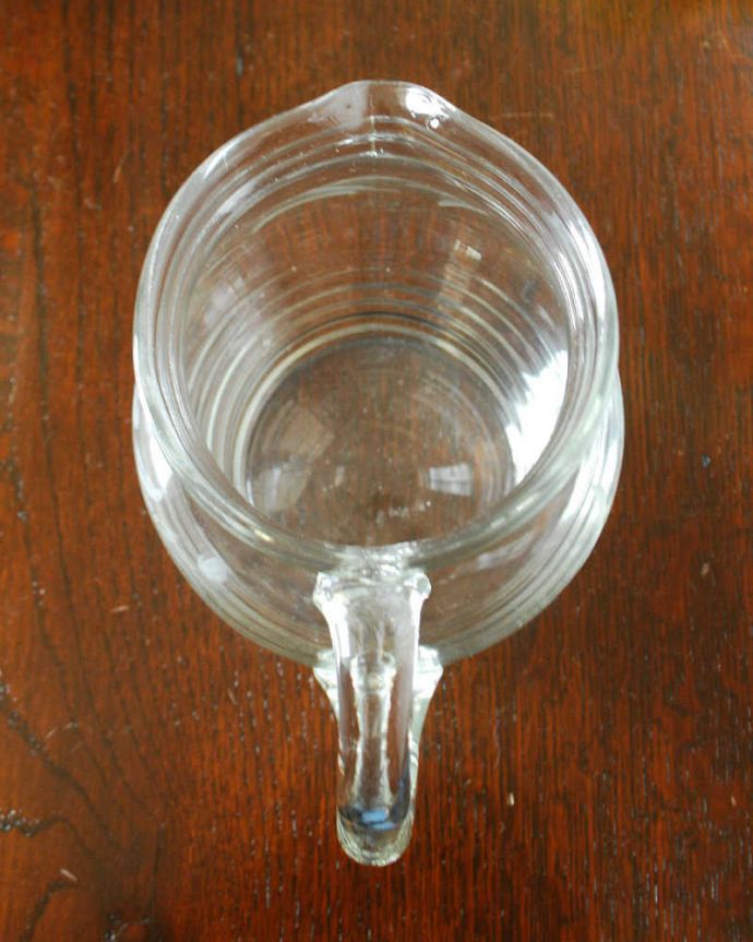 アンティーク 雑貨のガラス小物 アンティーク雑貨 お花模様のアンティークプレスドグラスのレモネードジャグ(ピッチャー)。上から見るとこんな感じです。(pg-6006)