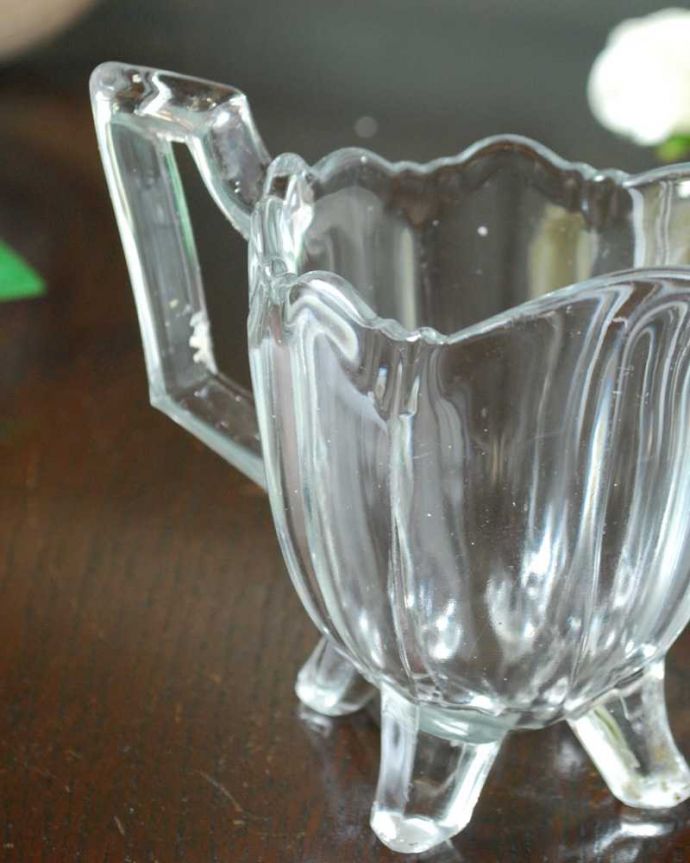 アンティーク 雑貨のガラス小物　アンティーク雑貨　脚付きの可愛いミルクポット、アンティークプレスドグラス。お茶の時間に欠かせないミルクピッチャーミルクティーが大好きな英国人が作ったガラスのミルクピッチャーは、たっぷりミルクが注げるようにサイズが大きめです。(pg-6030)