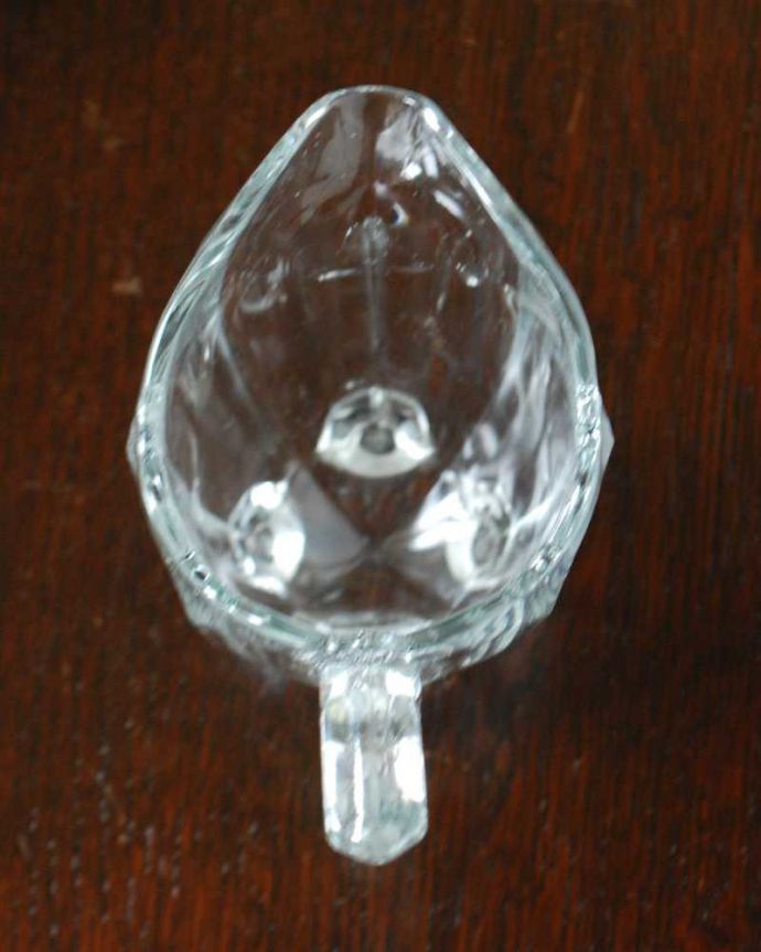 アンティーク 雑貨のガラス小物　アンティーク雑貨　脚付きの可愛いミルクポット、アンティークプレスドグラス。上から見るとこんな感じです。(pg-6030)