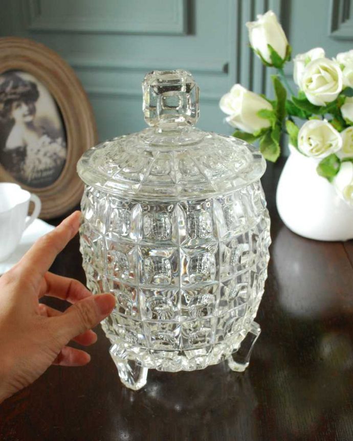 アンティーク 雑貨のガラス小物　アンティーク雑貨　イギリスのアンティークプレスドグラス、クッキージャー（ビスケットバロー）。ふたを開ける度にワクワク中には一体、どんなお菓子が入っているんだろう？昔も今も開ける度にワクワクです。(pg-6032)