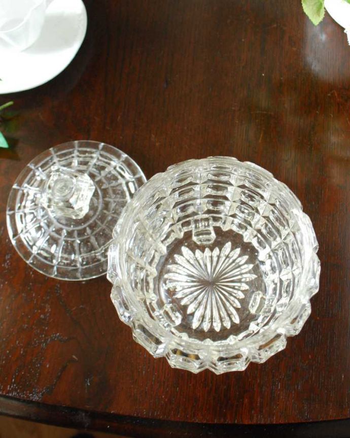 アンティーク 雑貨のガラス小物　アンティーク雑貨　イギリスのアンティークプレスドグラス、クッキージャー（ビスケットバロー）。中を見るとこんな感じアンティークなので多少のキズ・欠けがある場合がありますが、使用上問題ありませんのでご了承下さい。(pg-6032)